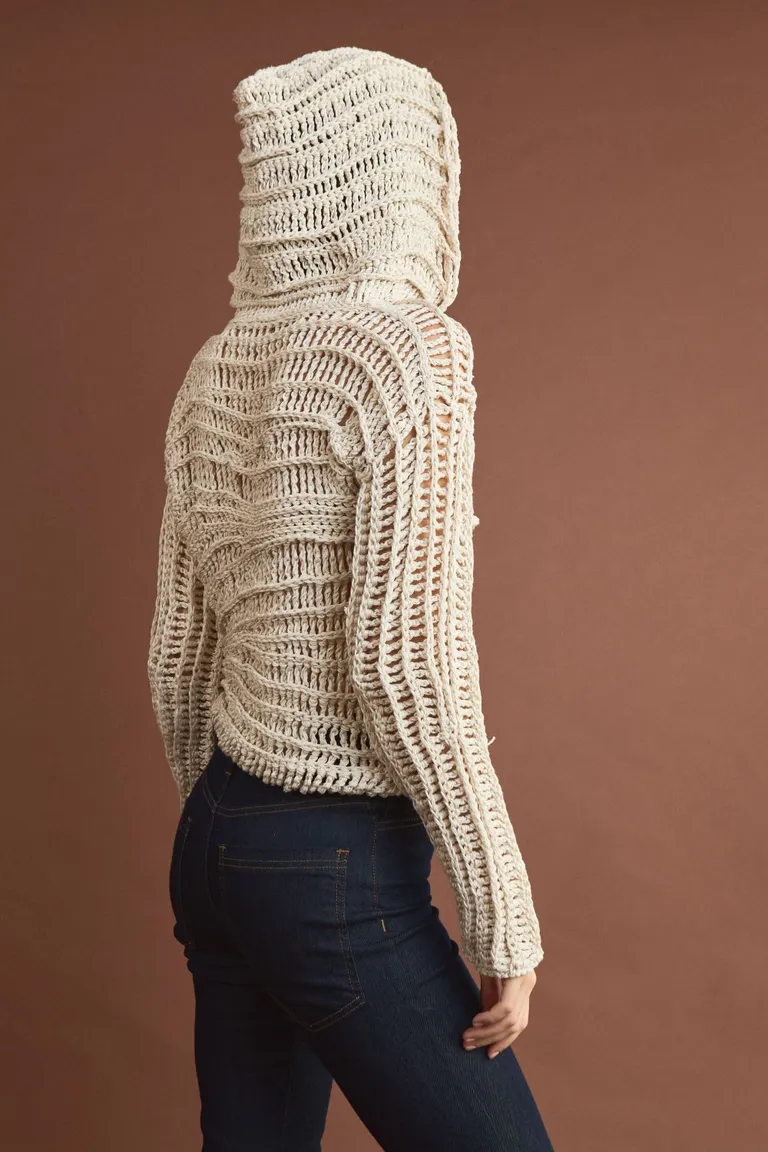 Elegante sweater de punto blanco para mujer, diseño moderno y versátil de Allo Martinez en Buzos y Sweaters para argentina