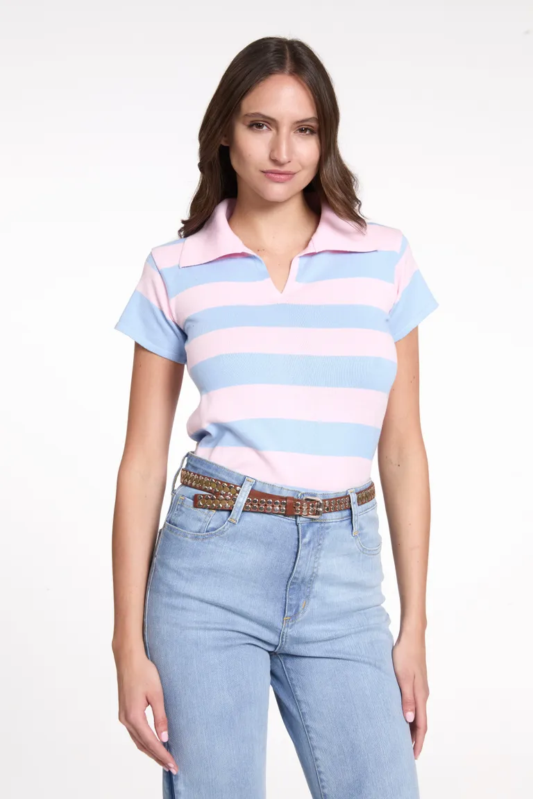 Chomba tejida de rayas azules y blancas, con cuello en combinación de colores de Justaosadia en Camisas para argentina