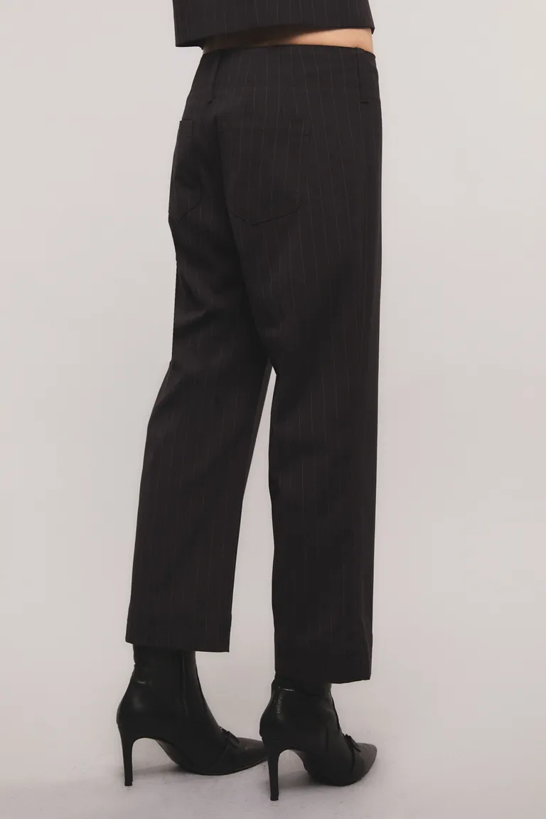 Pantalón de tela sastrera tizado de corte regular y tiro medio de Kosiuko en Pantalones para argentina