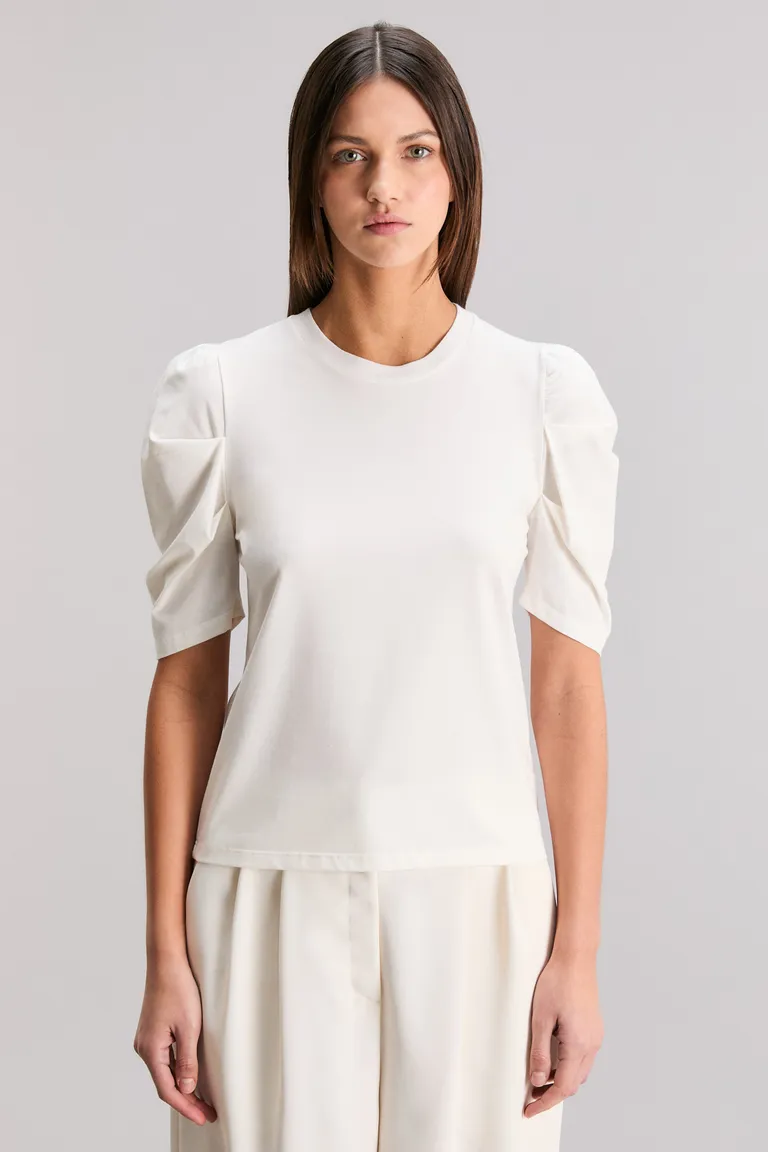 Remera de manga abullonada y cuello en rib a tono para mujer de Kosiuko en Remeras para argentina