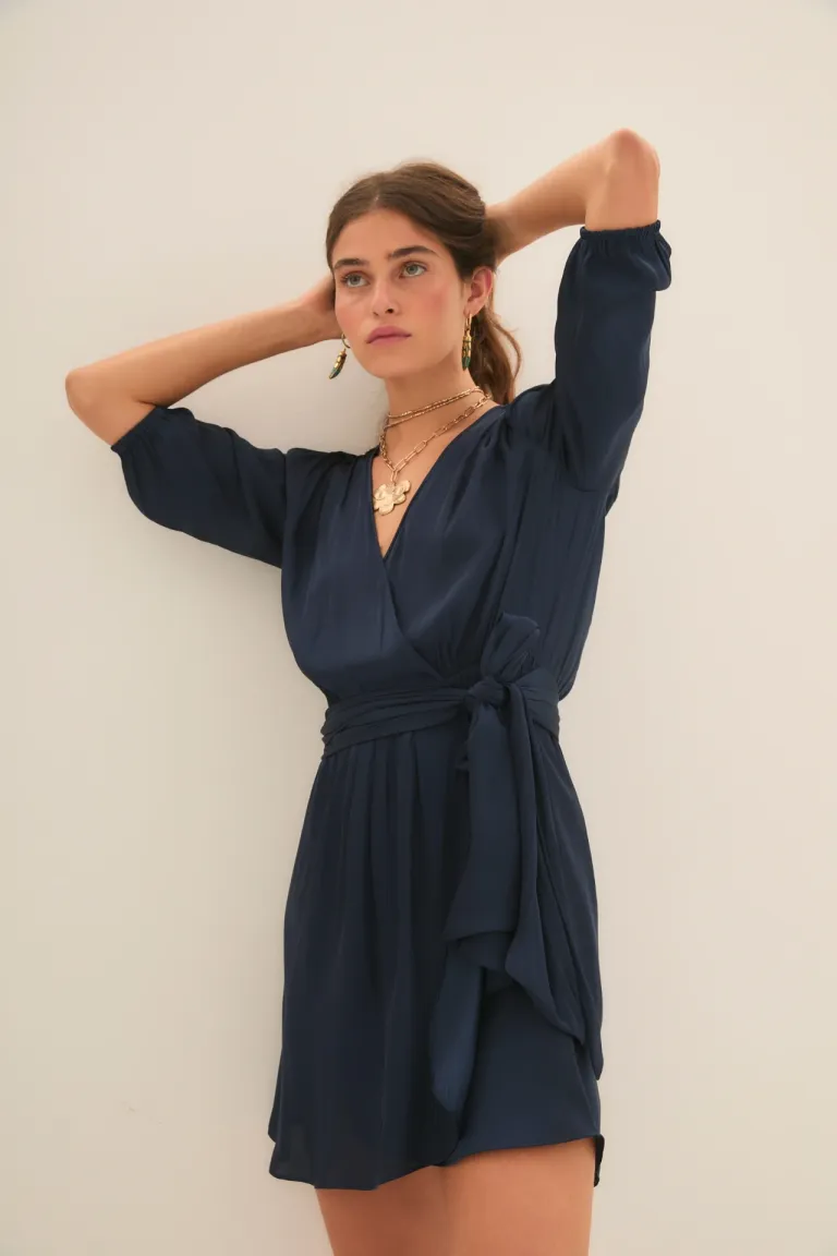 Vestido corto de manga larga con cinturón en la cintura y escote en V de Rapsodia en Vestidos para argentina