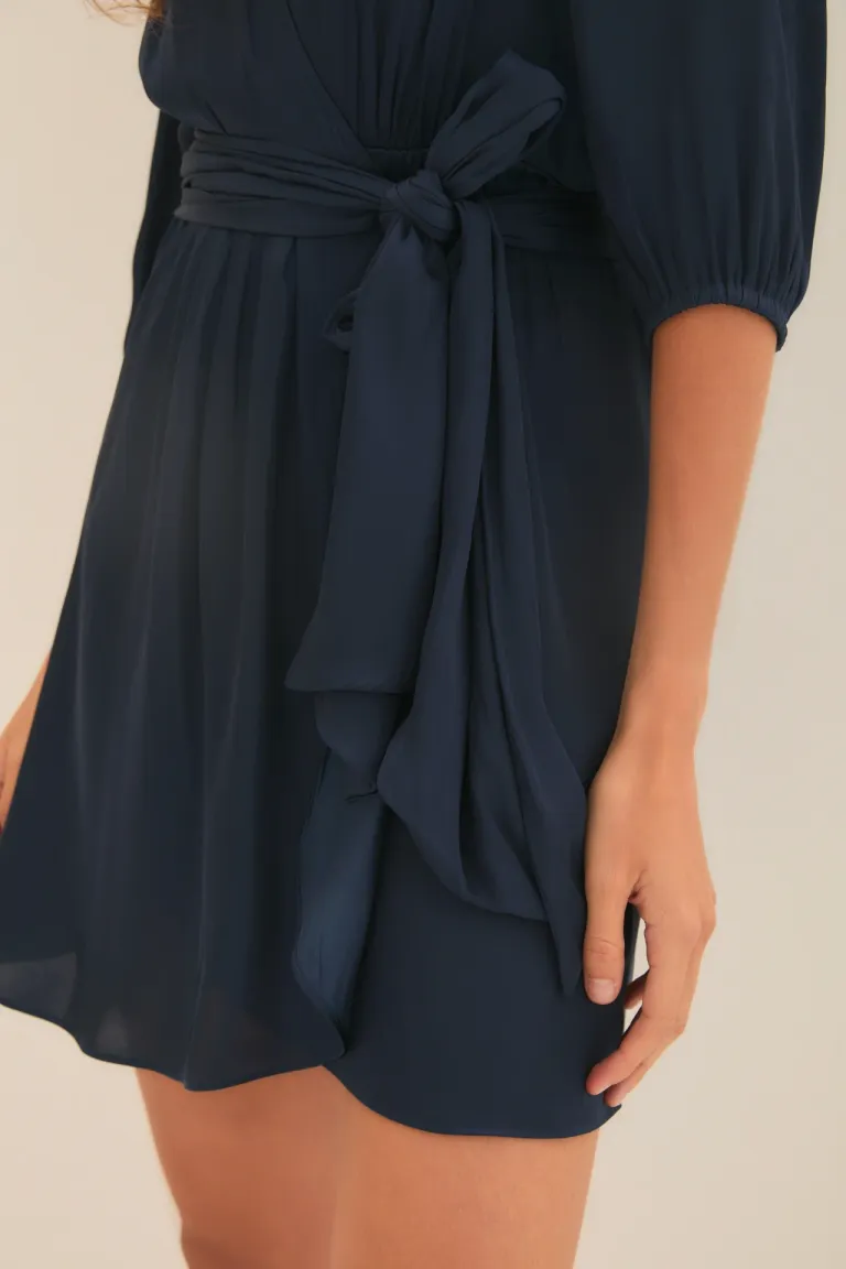 Vestido corto de manga larga con cinturón en la cintura y escote en V de Rapsodia en Vestidos para argentina