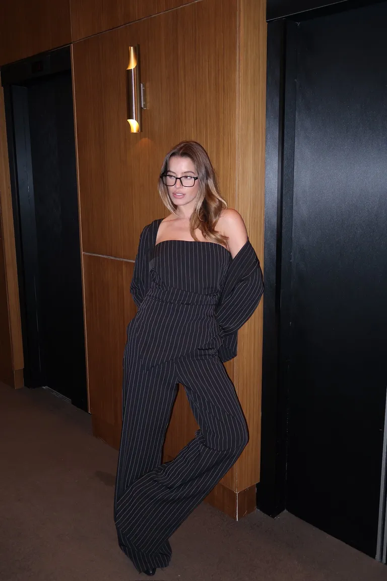 Top strapless sastrero con diseño de líneas verticales y cierre lateral invisible de Naíma en Tops para argentina