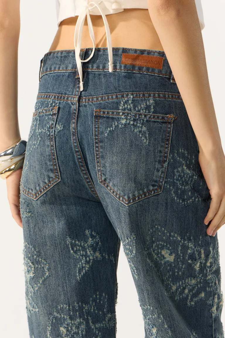 Pantalón denim azul oscuro de tiro alto con diseño láser y detalles de Cuesta Blanca en Pantalones para argentina