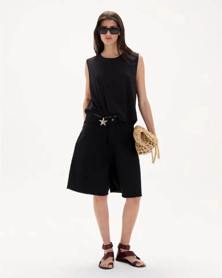 Remera negra de algodón pima con cuello redondo amplio y terminación en ribb de Blue Sheep en Remeras para argentina