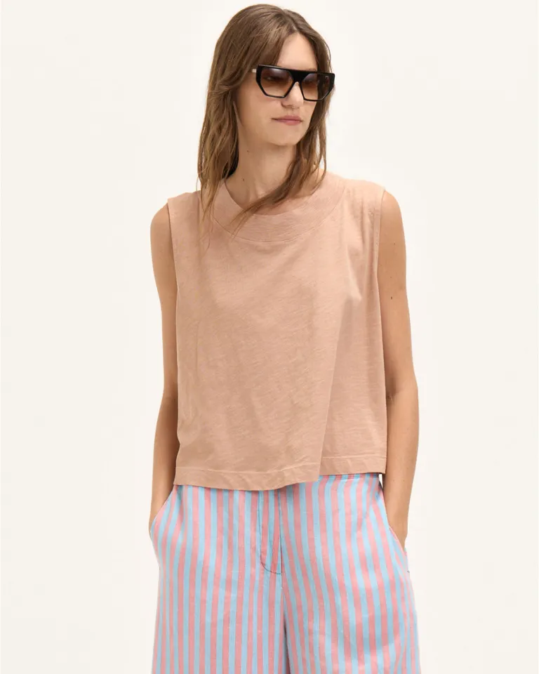 Remera negra de algodón pima con cuello redondo amplio y terminación en ribb de Blue Sheep en Remeras para argentina