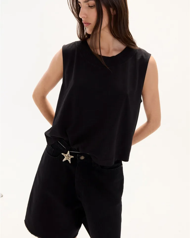 Remera negra de algodón pima con cuello redondo amplio y terminación en ribb de Blue Sheep en Remeras para argentina