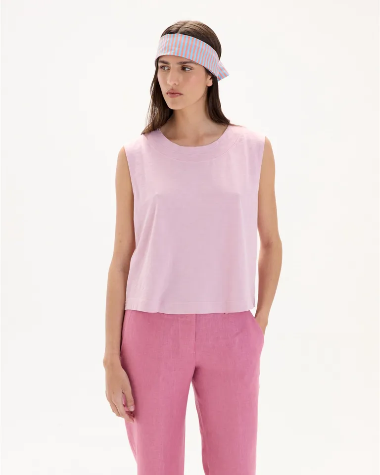 Remera negra de algodón pima con cuello redondo amplio y terminación en ribb de Blue Sheep en Remeras para argentina