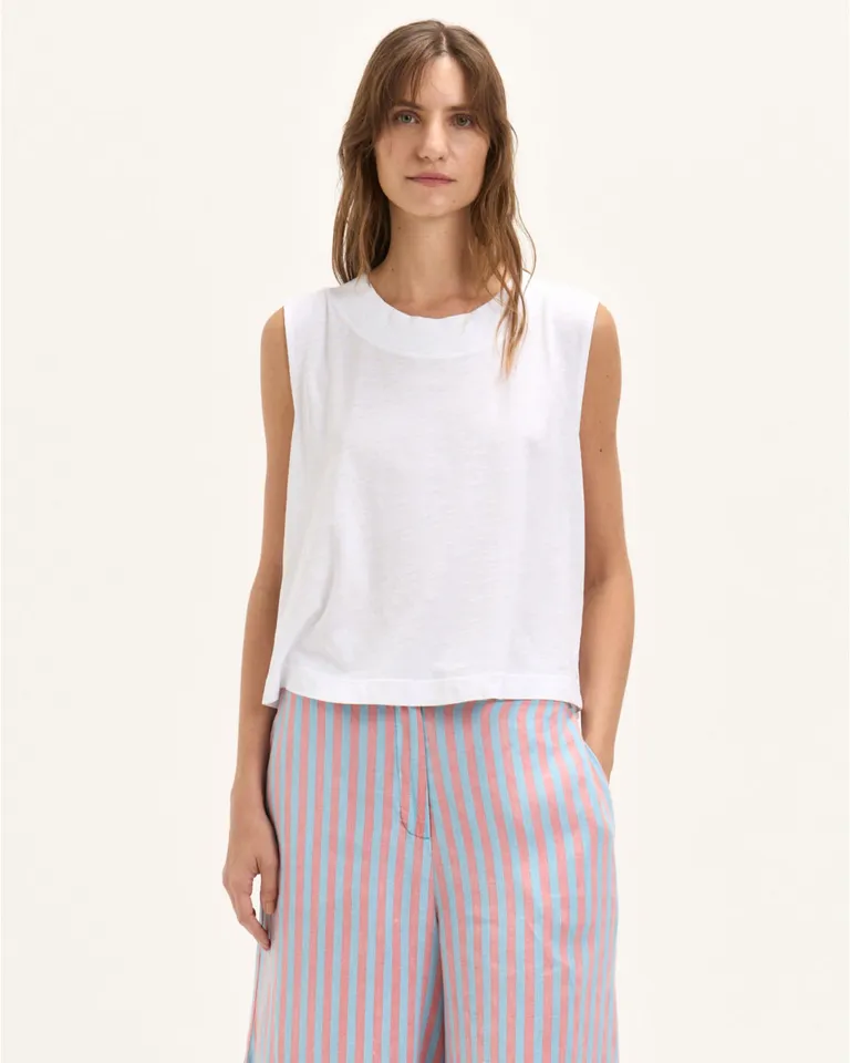 Remera negra de algodón pima con cuello redondo amplio y terminación en ribb de Blue Sheep en Remeras para argentina