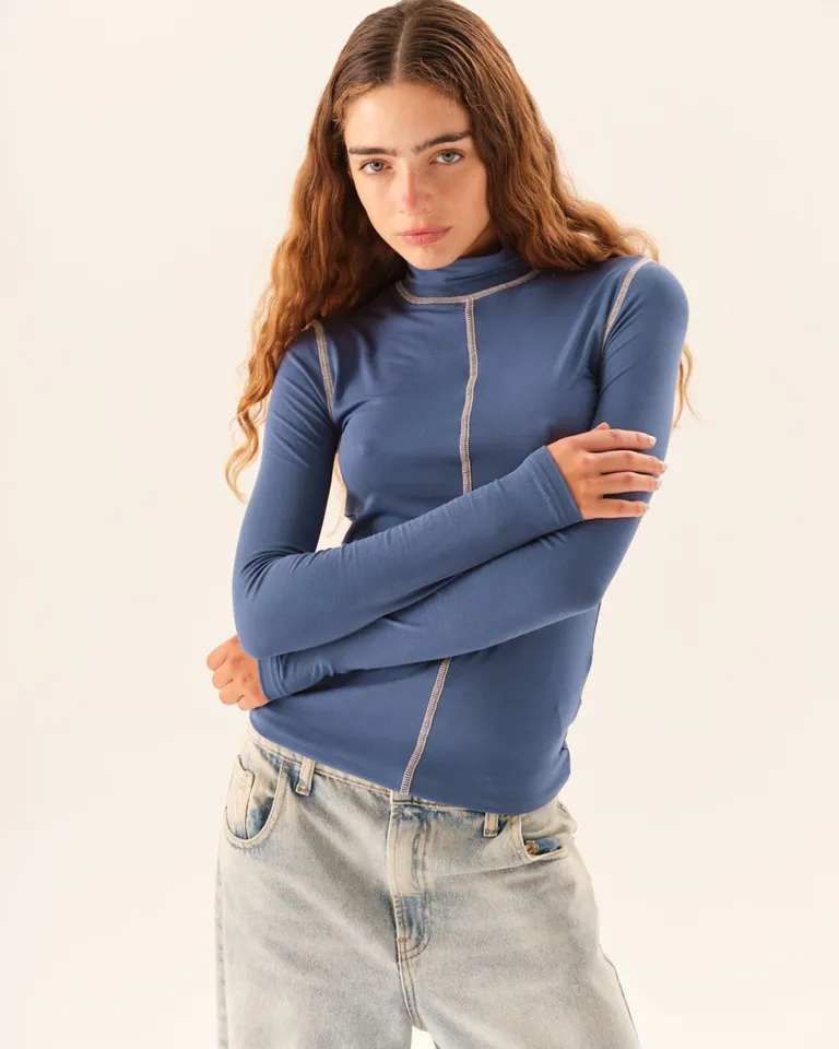 Remera de corte al cuerpo con cuello alto y costuras a contratono de Furzai en Remeras para argentina