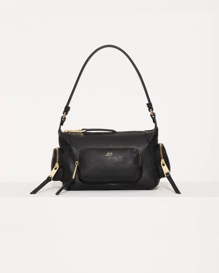 Bolso de hombro de cuero negro con cierre y múltiples bolsillos de Jazmin Chebar en Bolsos y Carteras para argentina