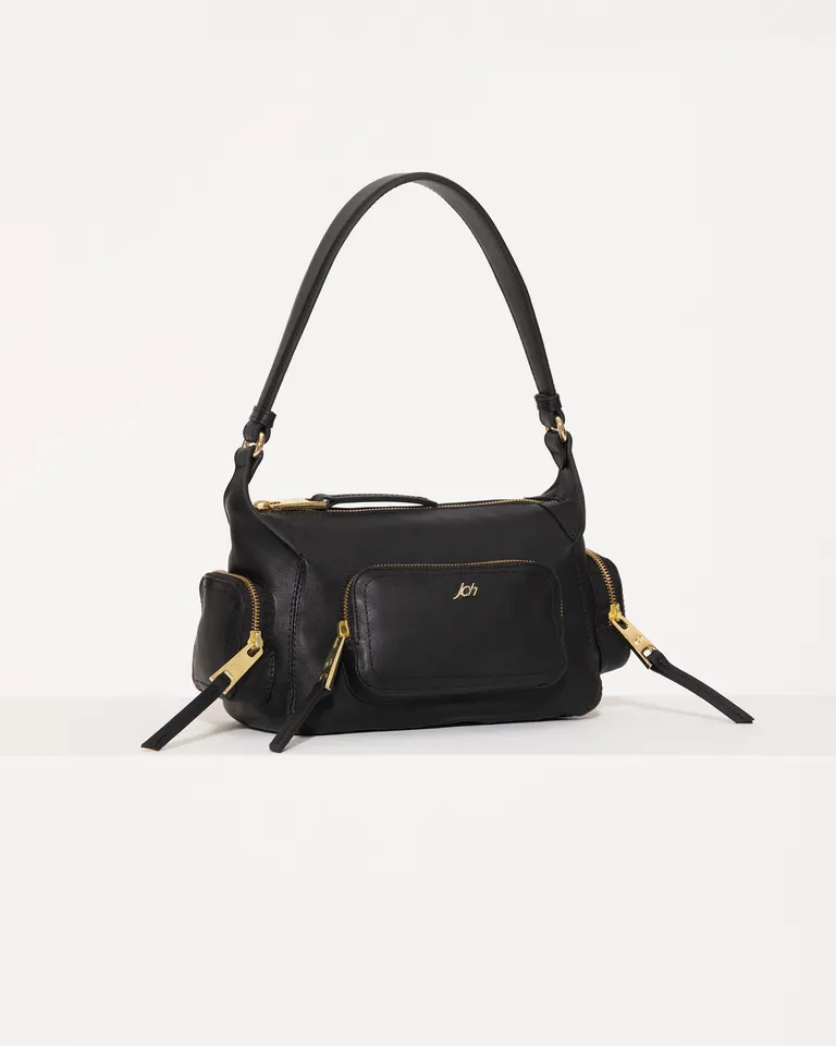 Bolso de hombro de cuero negro con cierre y múltiples bolsillos de Jazmin Chebar en Bolsos y Carteras para argentina