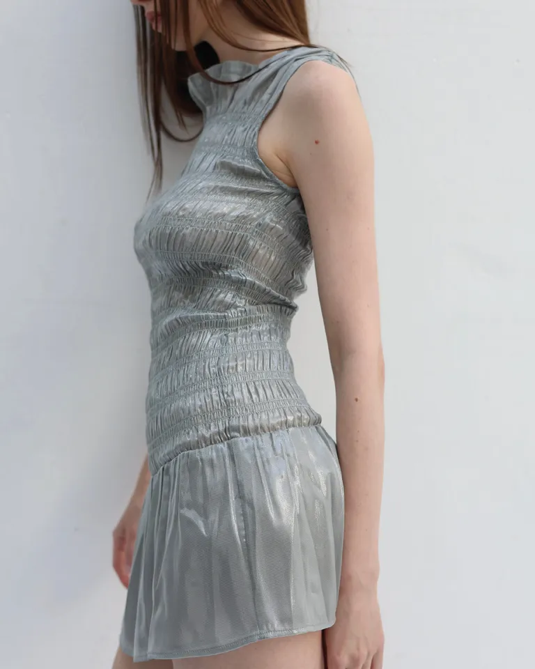 Vestido corto de seda con detalles smock y escote en la espalda de Ay Not Dead en Vestidos para argentina