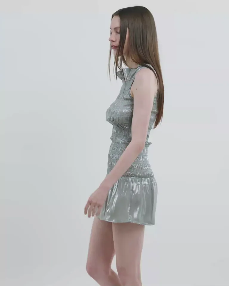 Vestido corto de seda con detalles smock y escote en la espalda de Ay Not Dead en Vestidos para argentina