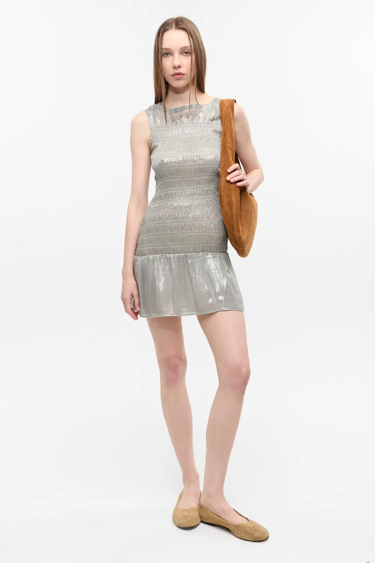 Vestido corto de seda con detalles smock y escote en la espalda de Ay Not Dead en Vestidos para argentina