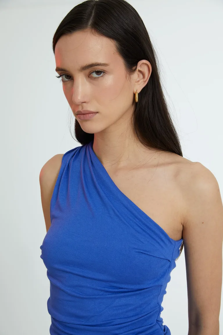 Top de un solo hombro con frunces en el delantero y corte irregular de Naíma en Tops para argentina