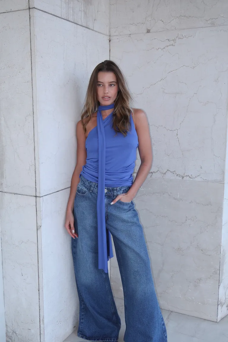 Top de un solo hombro con frunces en el delantero y corte irregular de Naíma en Tops para argentina