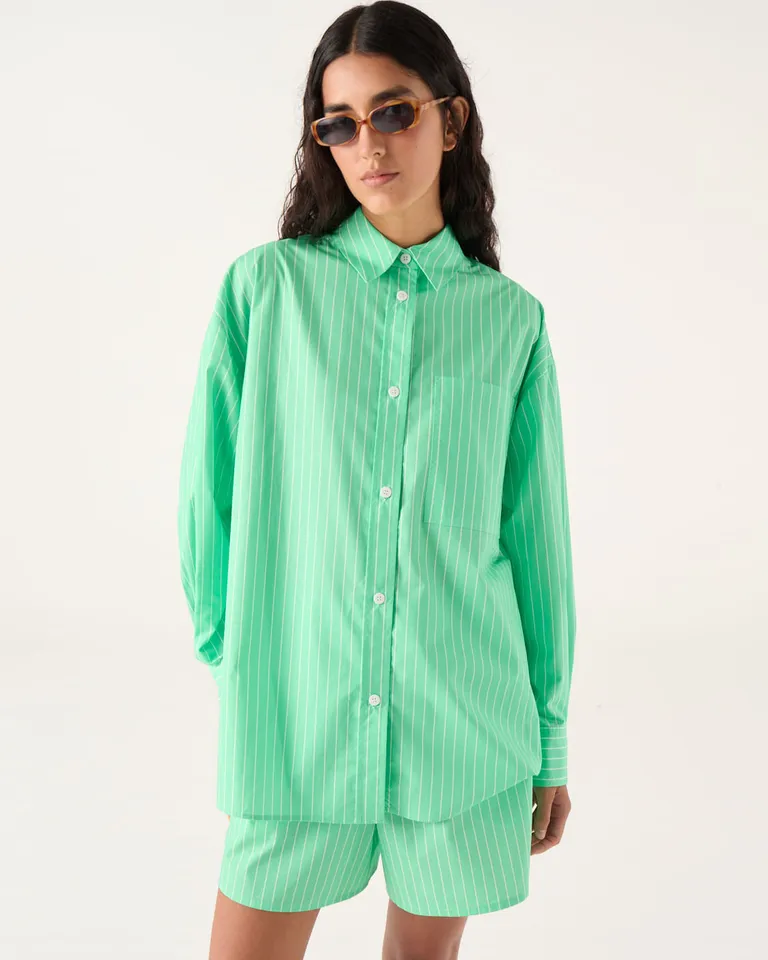 Camisa de mujer corte holgado con rayas verticales y cierre frontal de botones de Furzai en Camisas para argentina