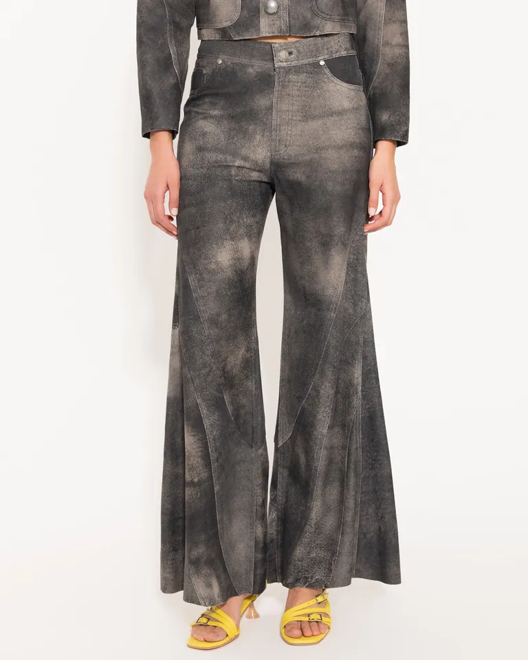 Pantalón ancho de cuero negro con detalles en recortes de Jazmin Chebar en Pantalones para argentina