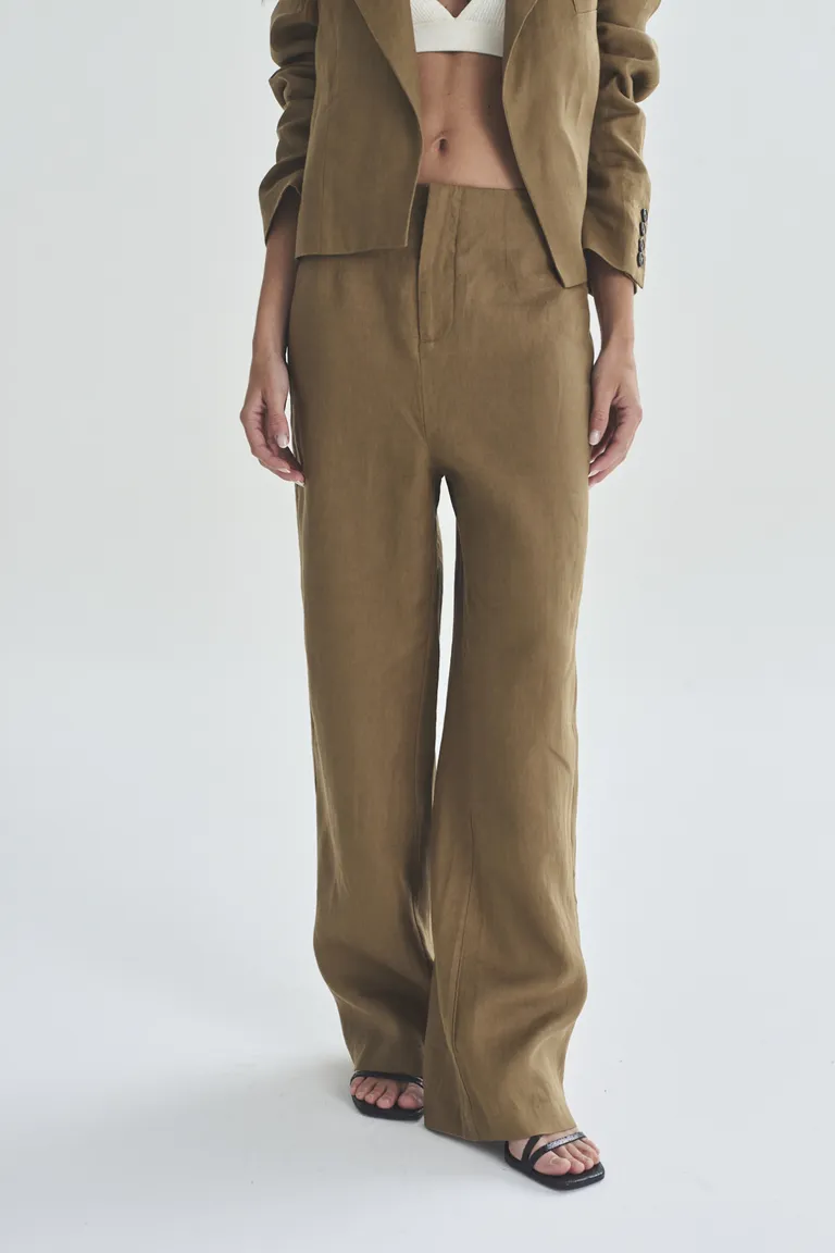 Pantalón beige de corte recto y diseño sofisticado para mujer de Akiabara en Pantalones para argentina