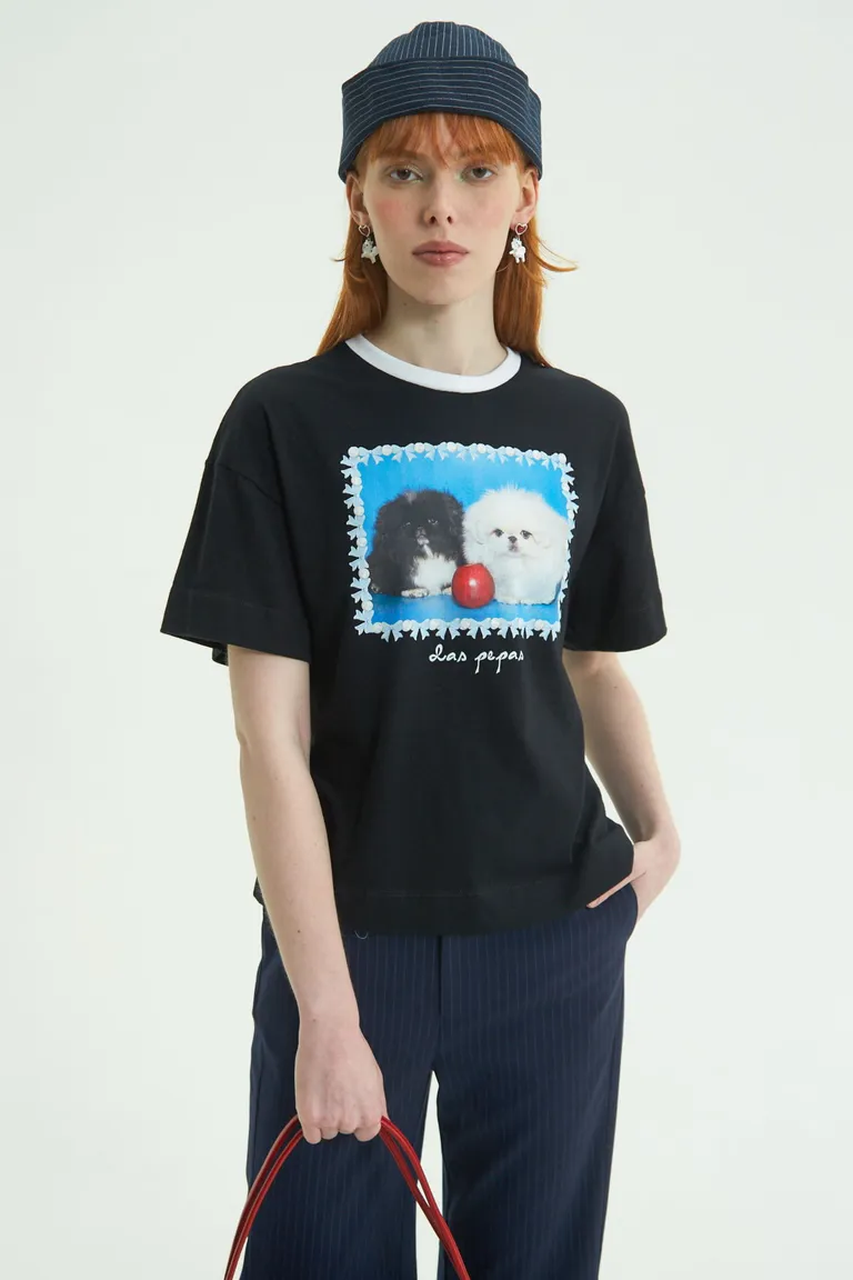 Remera de algodón negra con estampa adorable de perritos de Las Pepas en Remeras para argentina