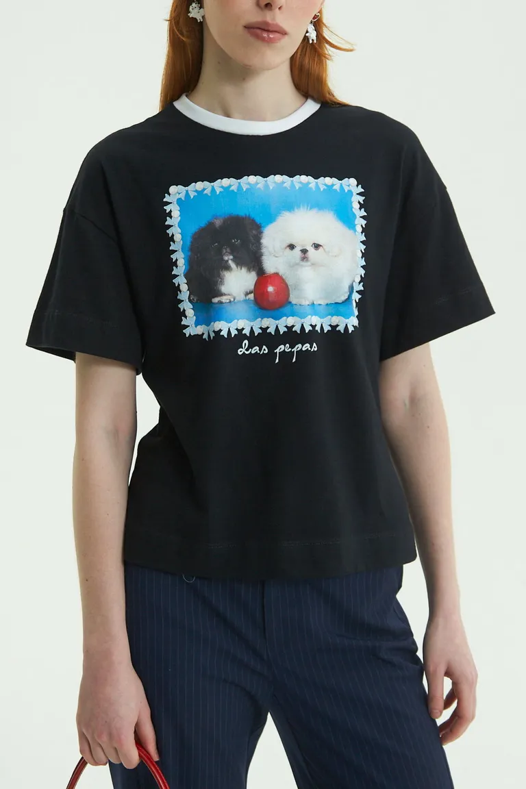 Remera de algodón negra con estampa adorable de perritos de Las Pepas en Remeras para argentina