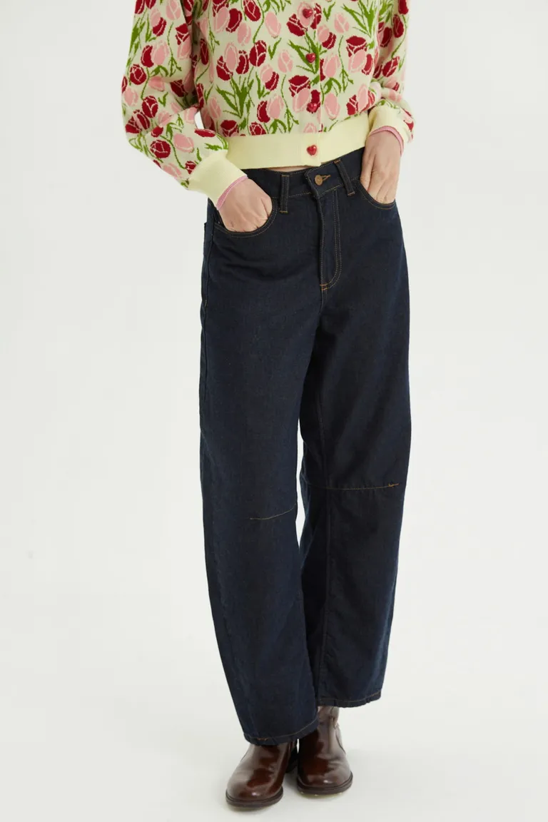 Pantalón de jean tiro alto con silueta barrel y pinzas en las rodillas de Las Pepas en Pantalones para argentina