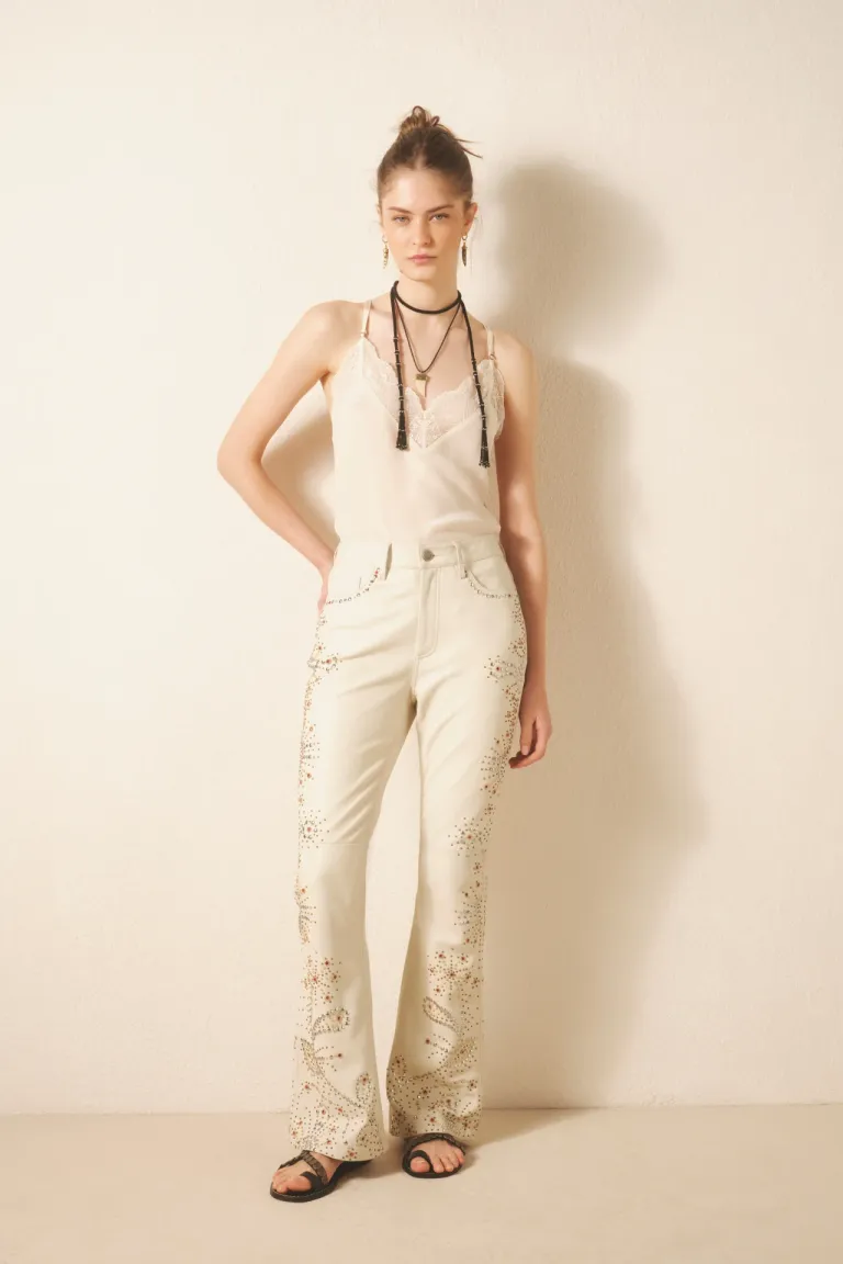 Pantalón de cuero ovino con bordado metálico y piedras en diseño flare de Rapsodia en Pantalones para argentina
