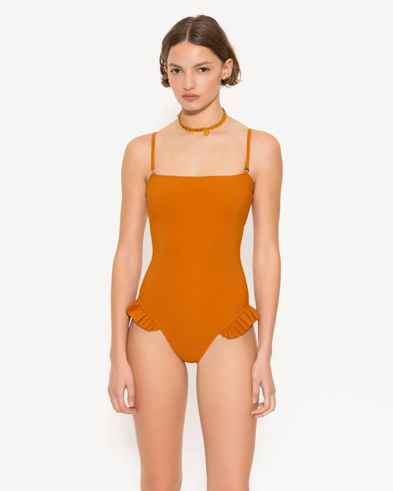 Enterizo de corte moderno en tono ámbar con detalles de volados de Jazmin Chebar en Swimwear y Beachwear para argentina