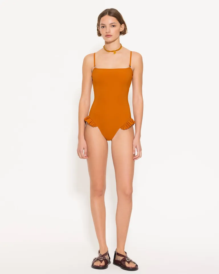 Enterizo de corte moderno en tono ámbar con detalles de volados de Jazmin Chebar en Swimwear y Beachwear para argentina
