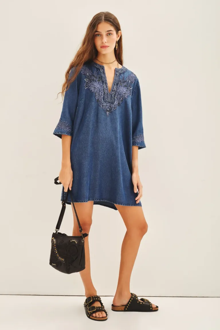 Vestido corto con cuello redondo, escote en V y bordados decorativos de Rapsodia en Túnicas para argentina