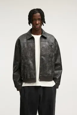 Campera boxy imitación cuero stwd de Pull&Bear en Abrigos y Camperas para argentina