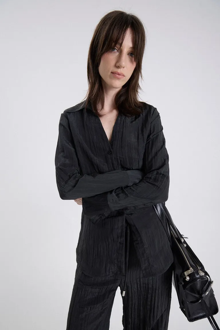 Camisa de dama con cuello camisero, botones frontales y detalle de textura plisada con entalle en espalda de Maria Cher en Camisas para argentina