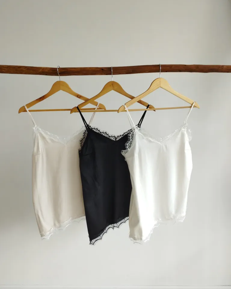 Musculosa de seda con puntilla, diseño elegante y versátil de Lemmon en Tops para argentina