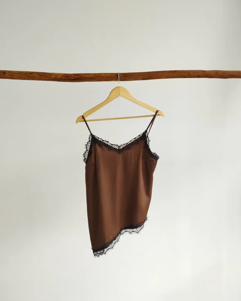 Musculosa de seda con puntilla, diseño elegante y versátil de Lemmon en Tops para argentina