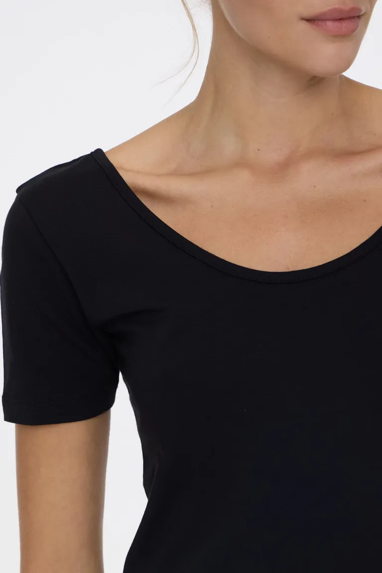 Remera básica entallada de mangas cortas con escote redondo y espalda abierta de Cuesta Blanca en Remeras para argentina