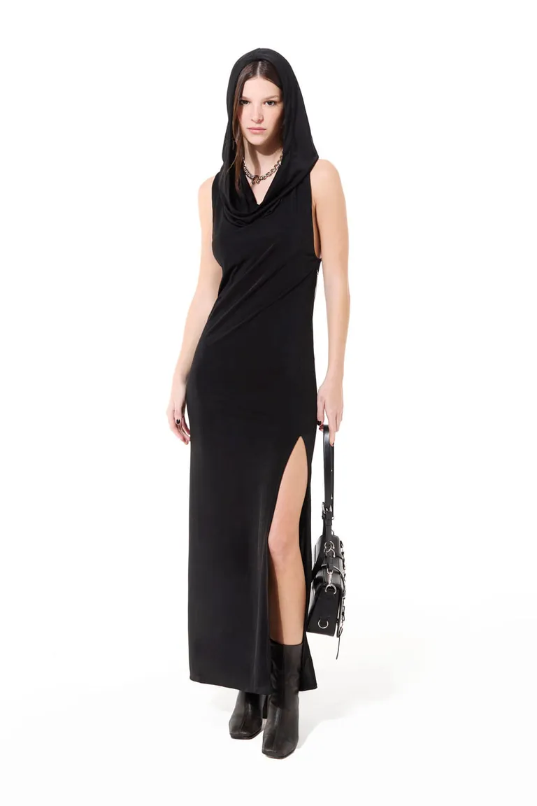 Vestido largo negro con capucha y tajo lateral, diseño elegante y versátil para mujer de 47 Street en Vestidos para argentina