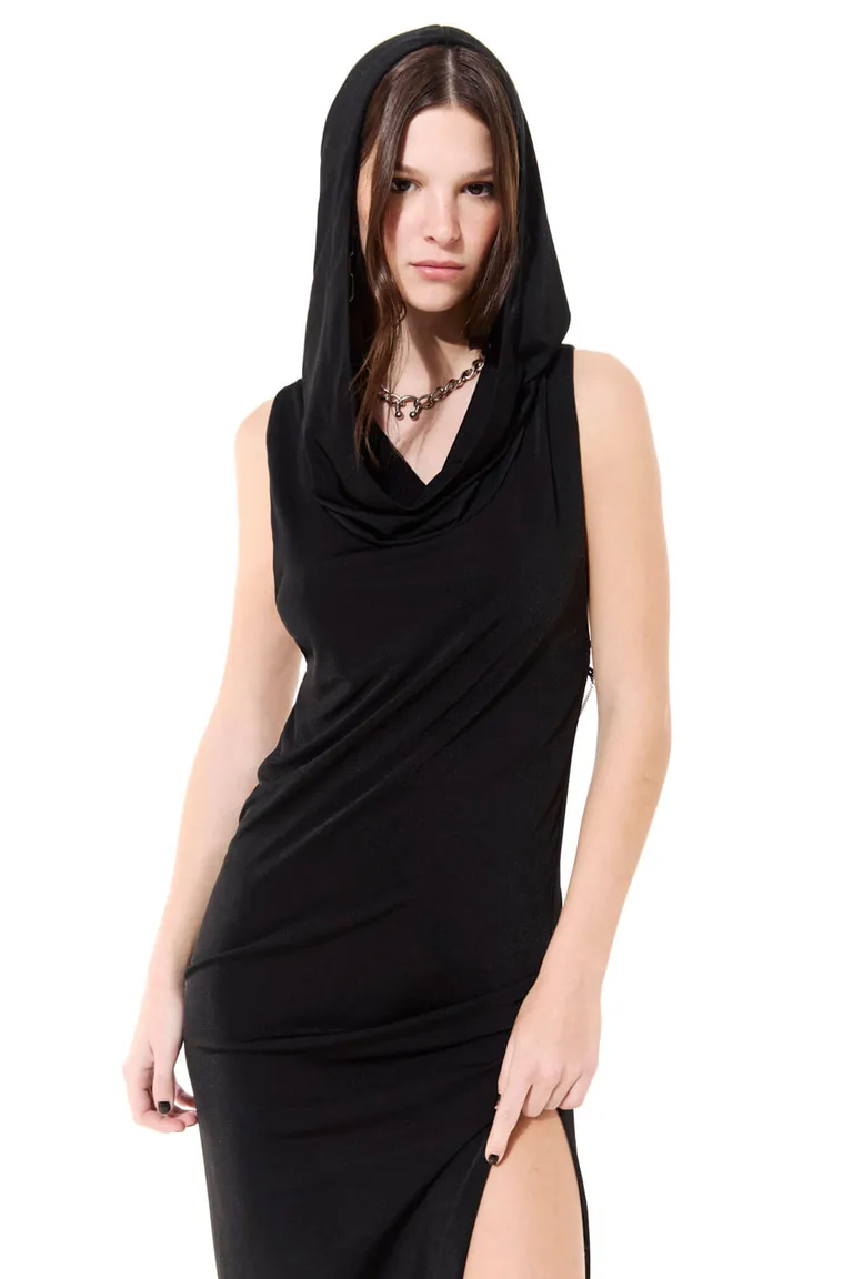 Vestido largo negro con capucha y tajo lateral, diseño elegante y versátil para mujer de 47 Street en Vestidos para argentina