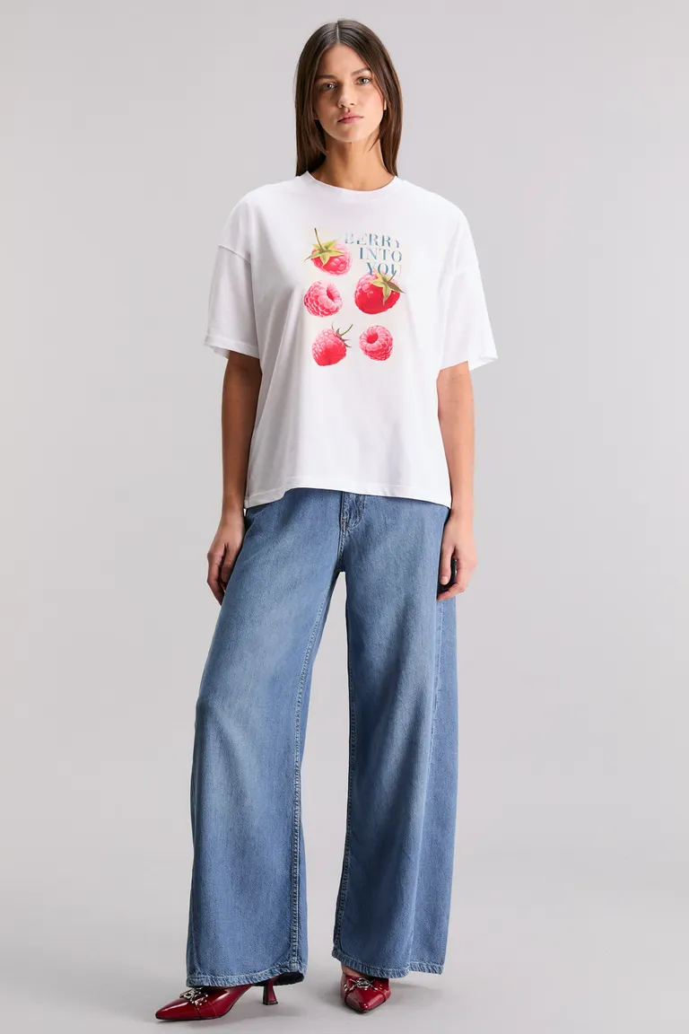 Remera blanca con estampado exclusivo de bayas en diseño regular y cuello redondo de Kosiuko en Remeras para argentina