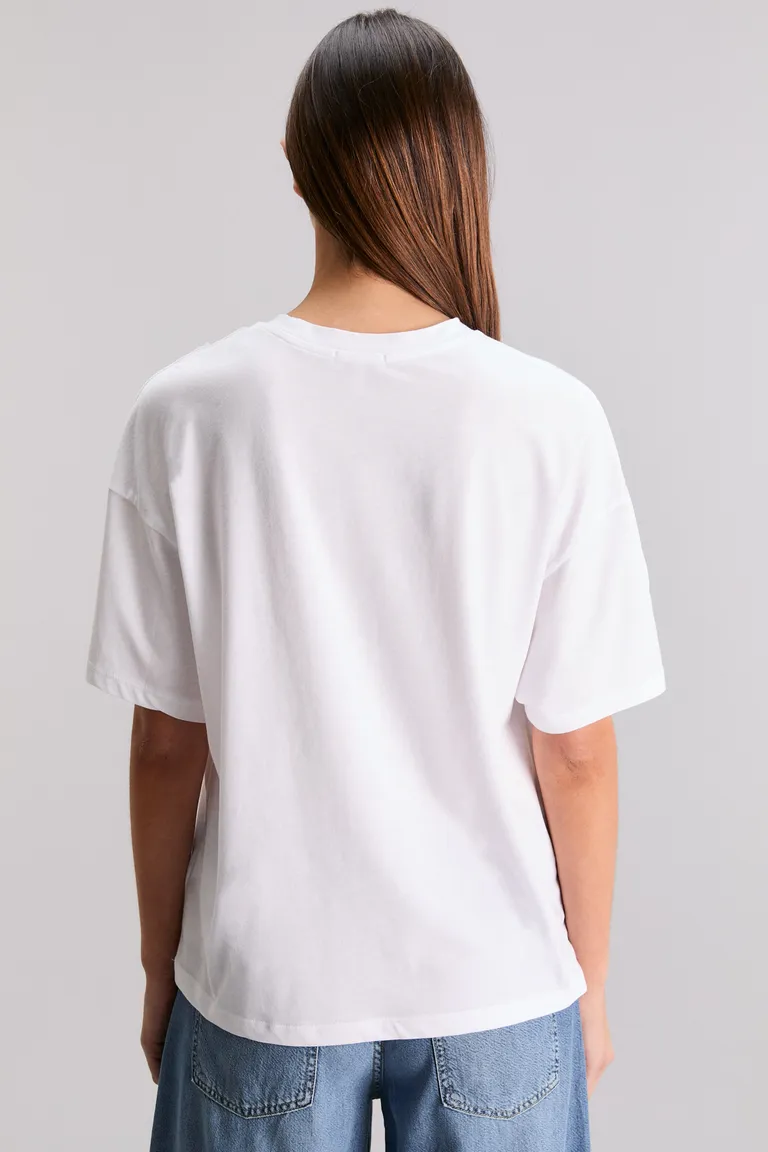 Remera blanca con estampado exclusivo de bayas en diseño regular y cuello redondo de Kosiuko en Remeras para argentina