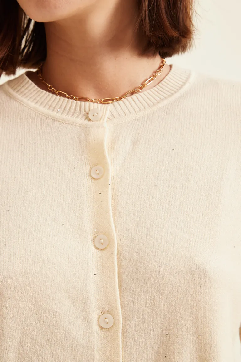 Cardigan tejido con cierre frontal de botones y escote redondo de Cuesta Blanca en Buzos y Sweaters para argentina