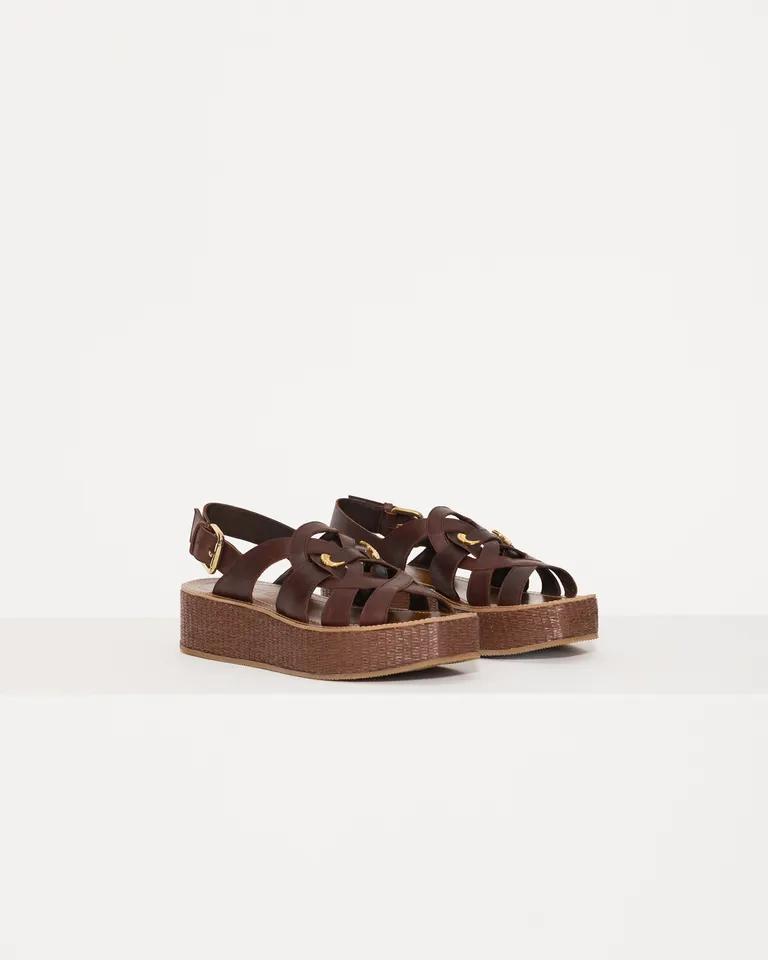 Sandalias de cuero con tiras cruzadas y apliques metálicos para un toque refinado de Jazmin Chebar en Sandalias para argentina