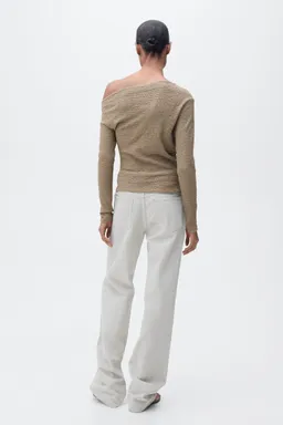 Camiseta cuello asimétrico textura de Mango en Buzos y Sweaters para argentina
