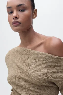 Camiseta cuello asimétrico textura de Mango en Buzos y Sweaters para argentina