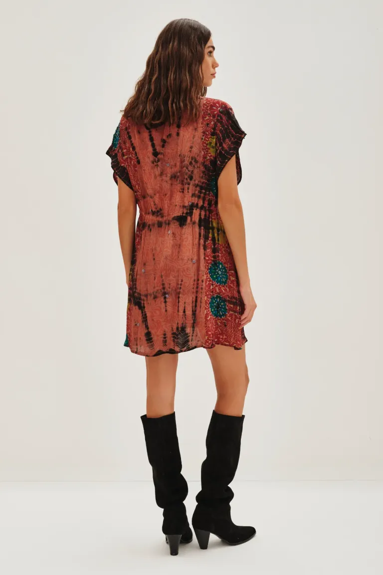 Vestido corto con escote en V, mangas cortas y ajuste en la cintura con detalles bordados de Rapsodia en Vestidos para argentina