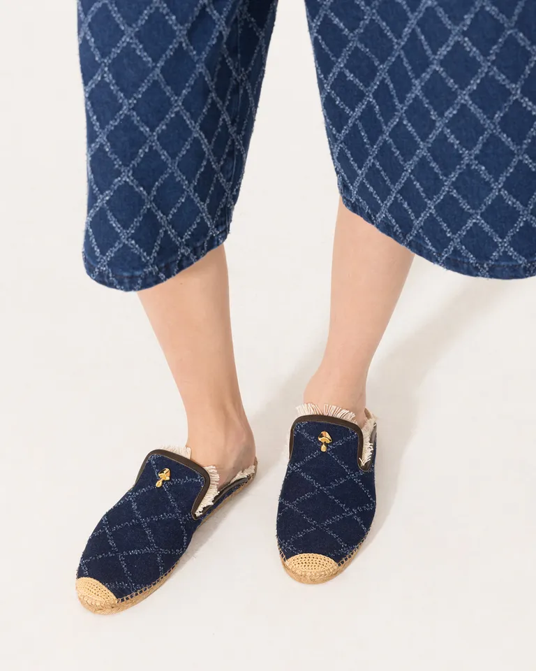 Sandalias de denim y cuero con detalles de flecos y suela de yute de Jazmin Chebar en Sandalias para argentina