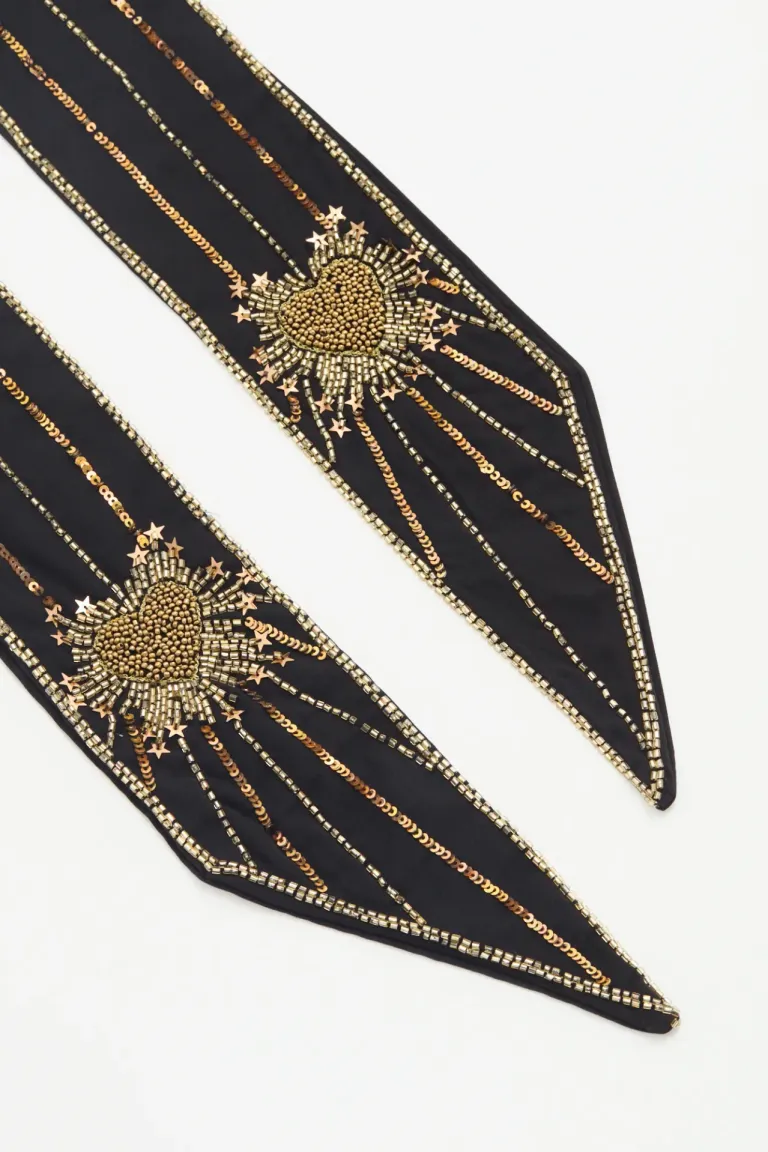 Elegante pañuelo corbatín negro bordado con detalles de lentejuelas y canutillos en forma de corazón de Rapsodia en Bufandas y Pañuelos para argentina