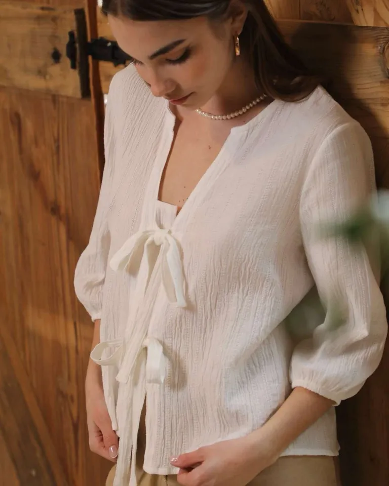 Blusa blanca de manga 3/4 con escote en V de Hesed en Blusas para argentina