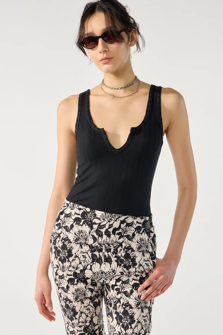 Musculosa negra de diseño escotado y sisas con vivos anchos de Cuesta Blanca en Tops para argentina