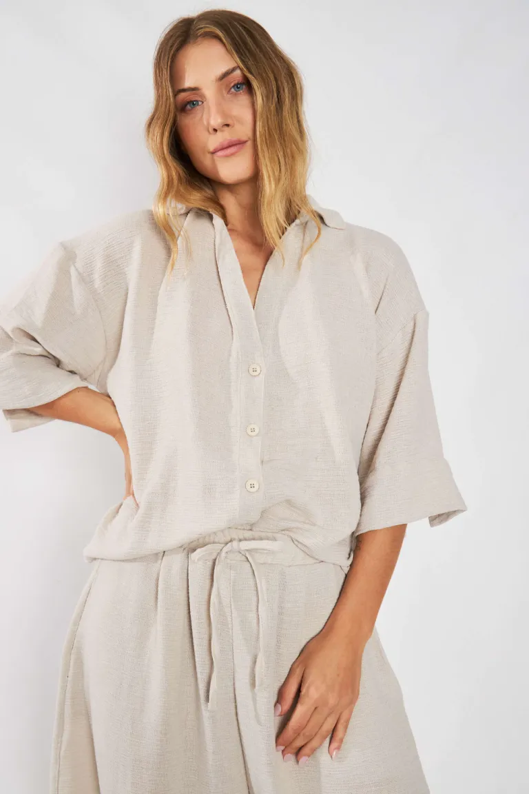 Camisa amplia de lino rústico con escote profundo para un look casual y elegante de Belle en Camisas para argentina